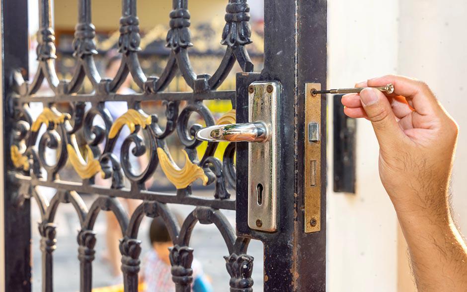 travaux à nos artisans serrurier prix Courbevoie
