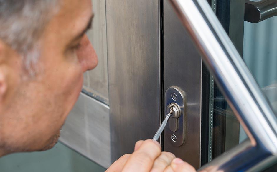 travaux à nos artisans serrurier prix Courbevoie